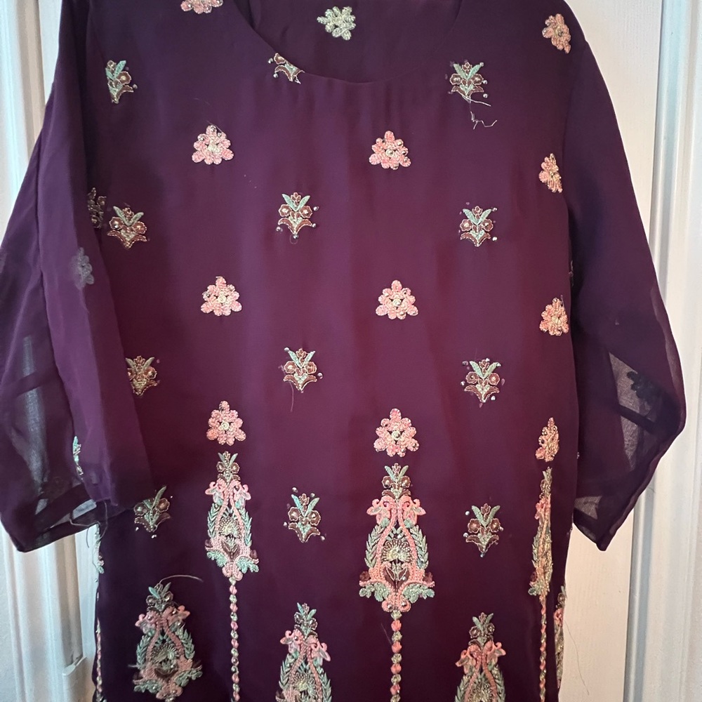 Embroidered suit - Picture 5 of 9
